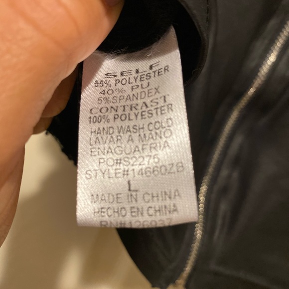 Cute lace crop top!! - Picture 3 of 4